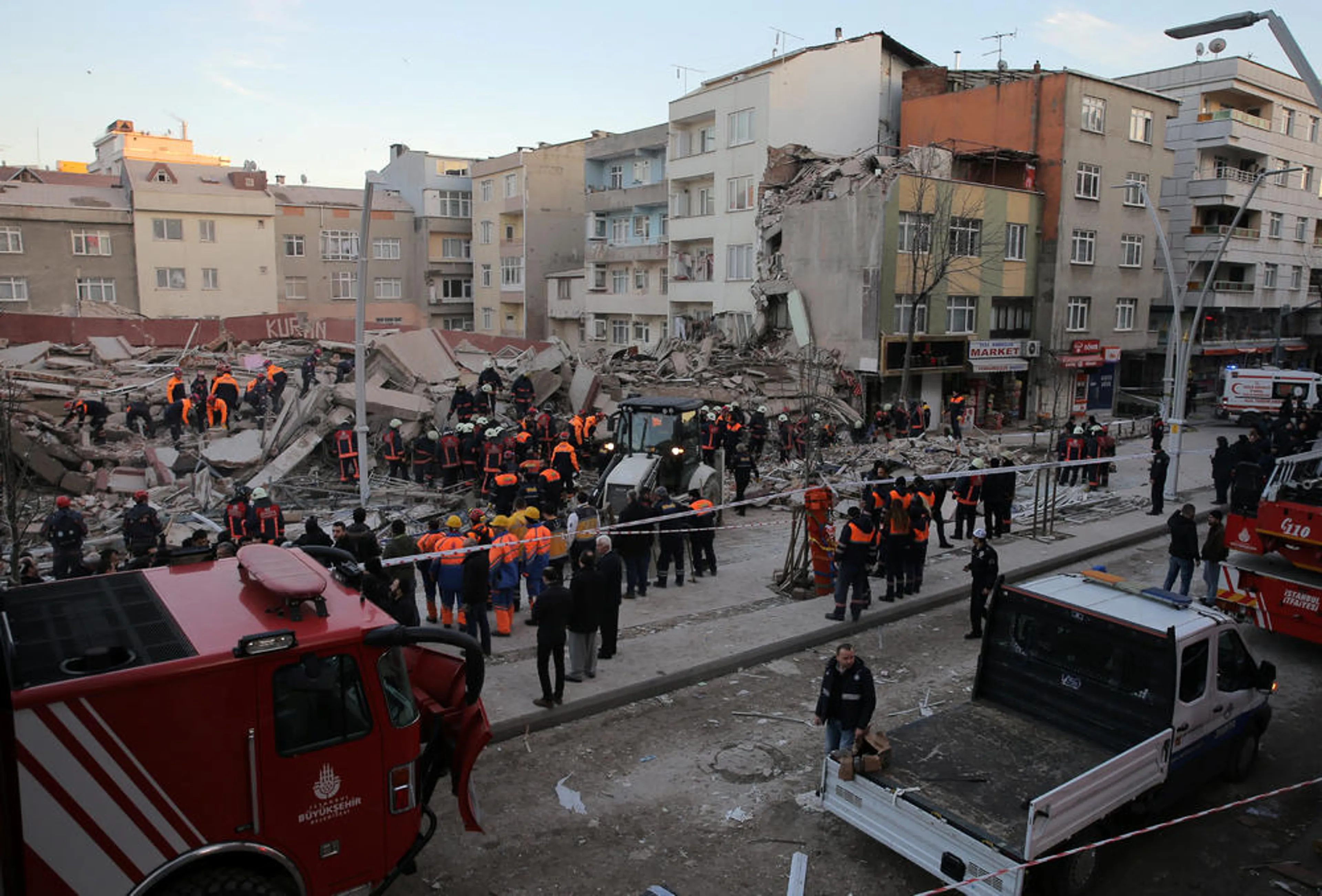 Капитал - Возросло число жертв обрушения дома в Стамбуле