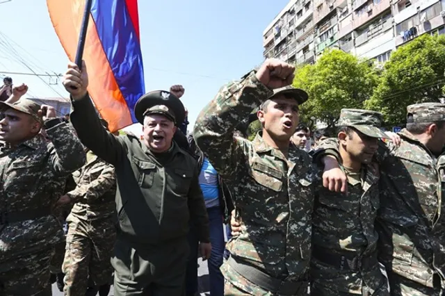 К протестам в Ереване присоединились военные