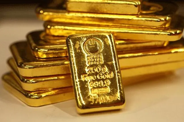 Центробанки скупают золото
