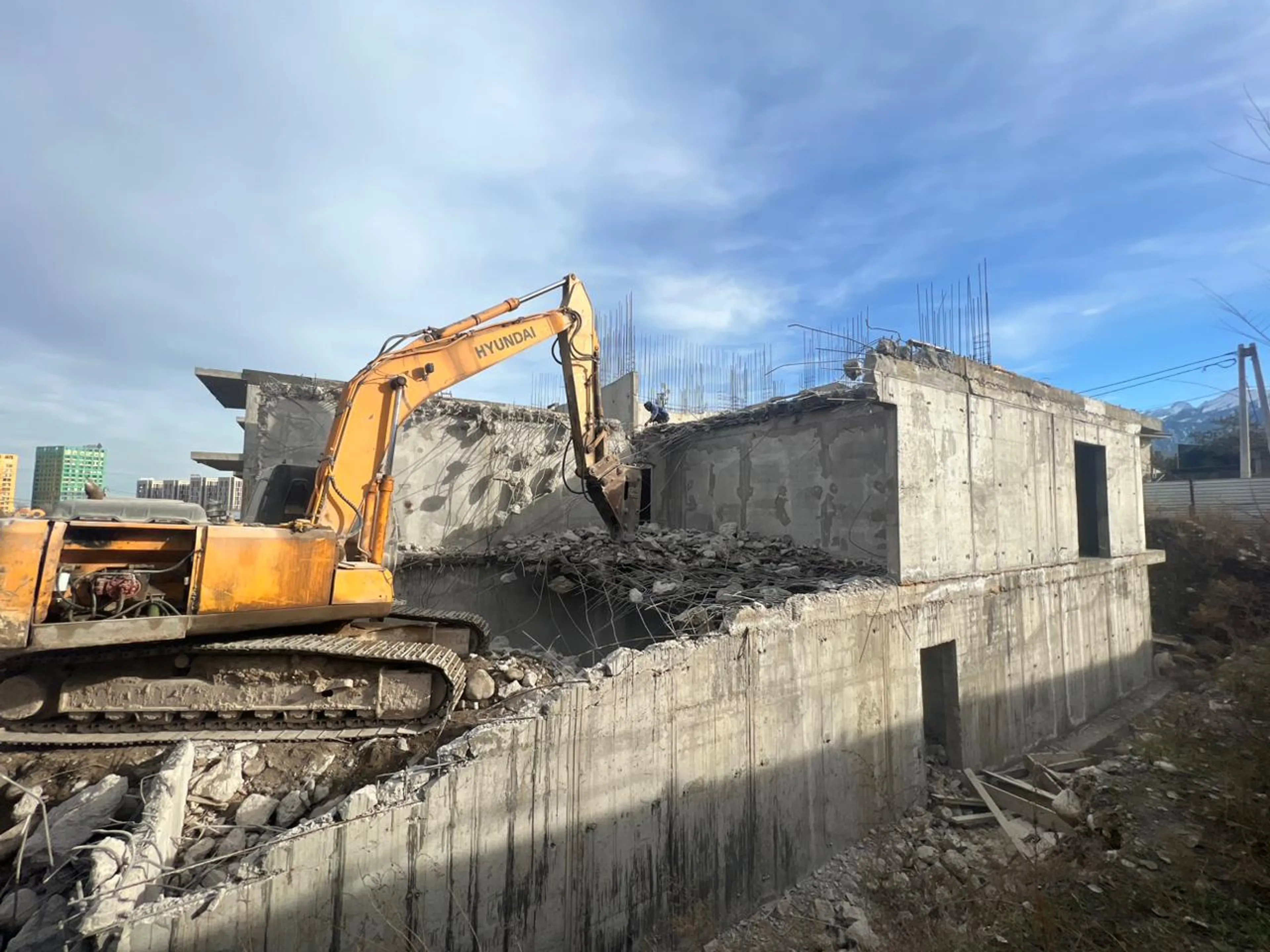 В Алматы по решению суда сносят жилой комплекс KHAN - фото kapital.kz