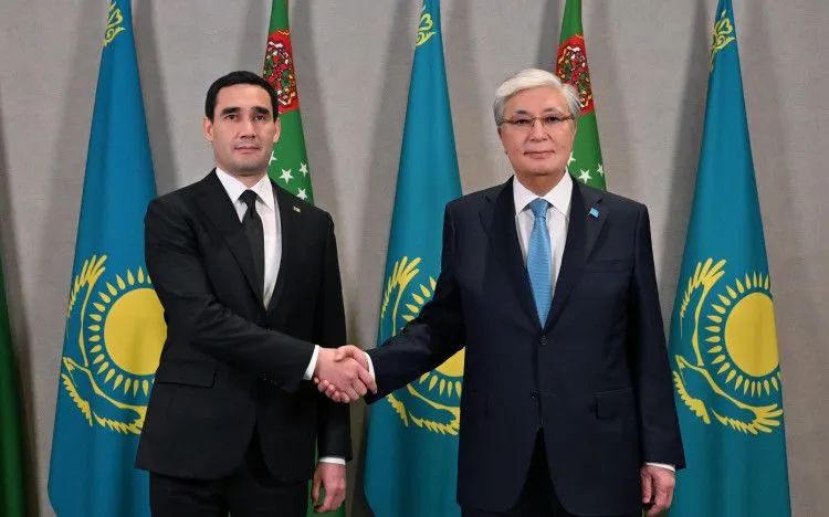 Глава государства провел встречу с президентом Туркменистана