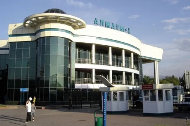 В Алматы электровоз столкнулся с поездом