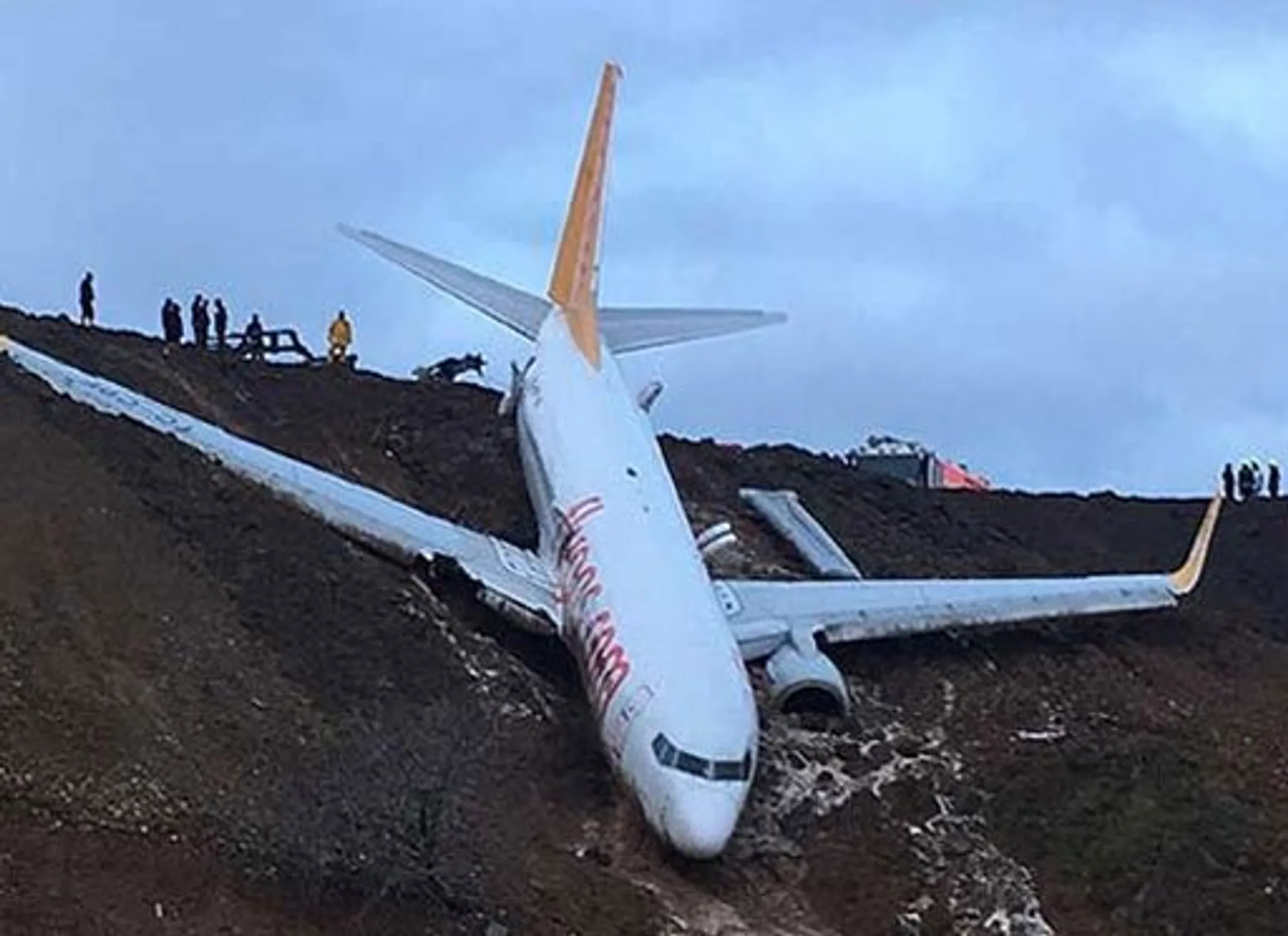 В Турции самолет съехал с обрыва - Image Kapital.kz