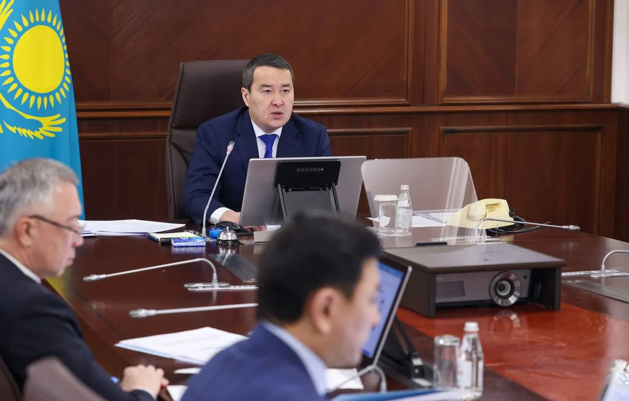 Находить эффективные решения призвал премьер акимов, министров и топ-менеджеров 