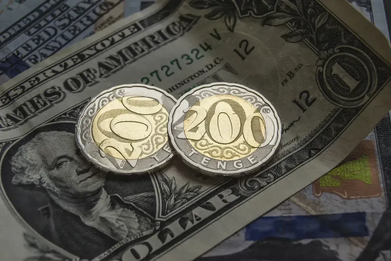  На бирже доллар продается около отметки 478,77 тенге  