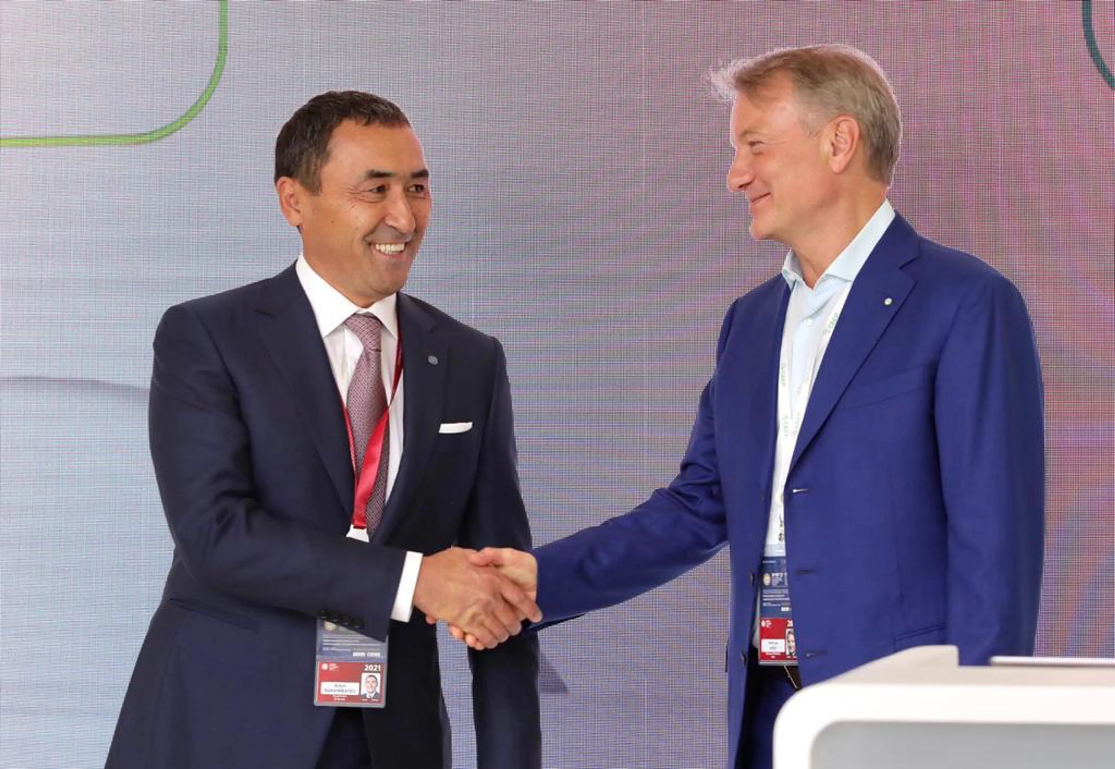 Капитал - Герман Греф и Айдын Рахимбаев подписали меморандум в рамках ПМЭФ