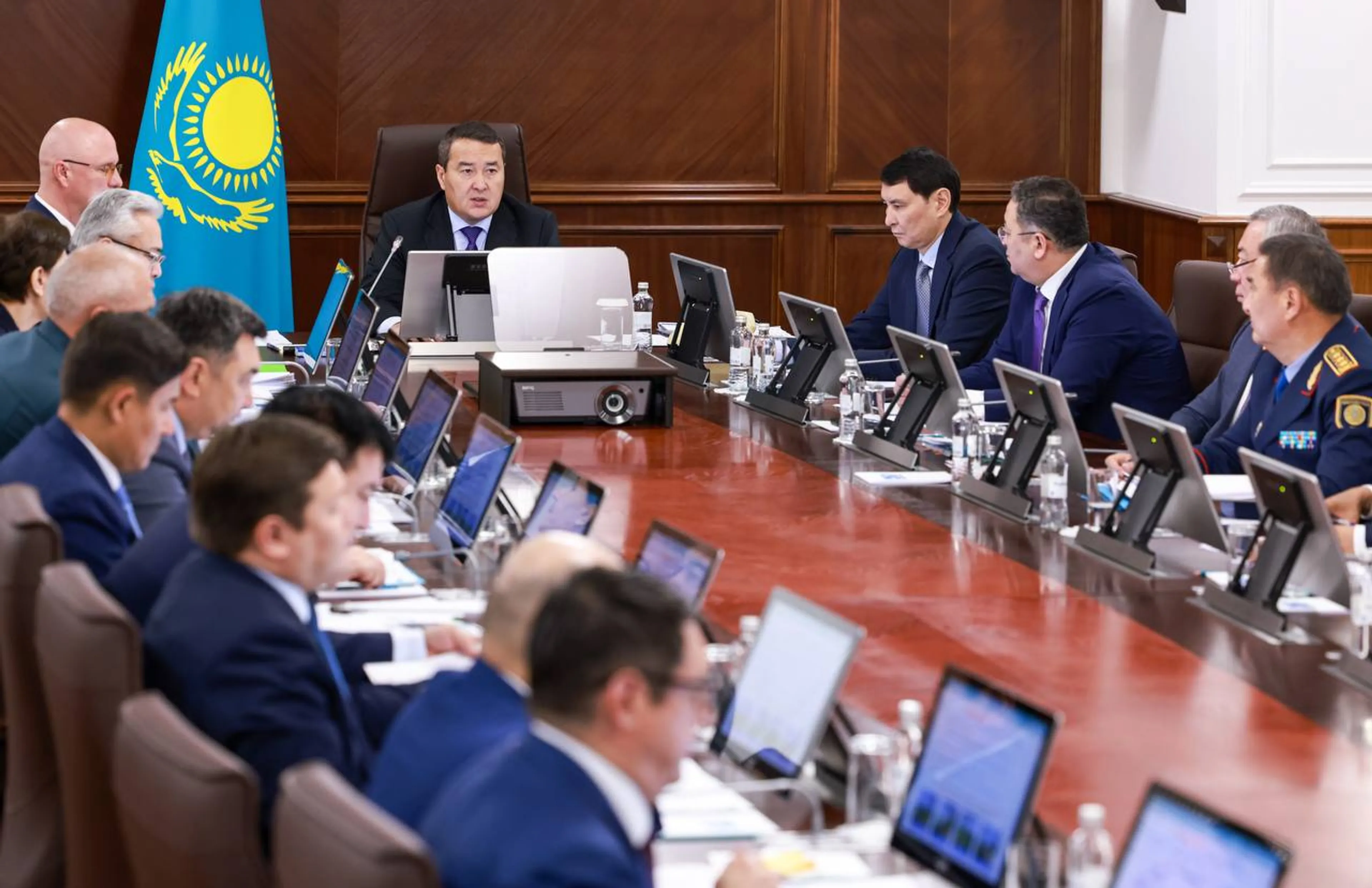 Капитал - Въезд в РК востребованным иностранным специалистам упростят