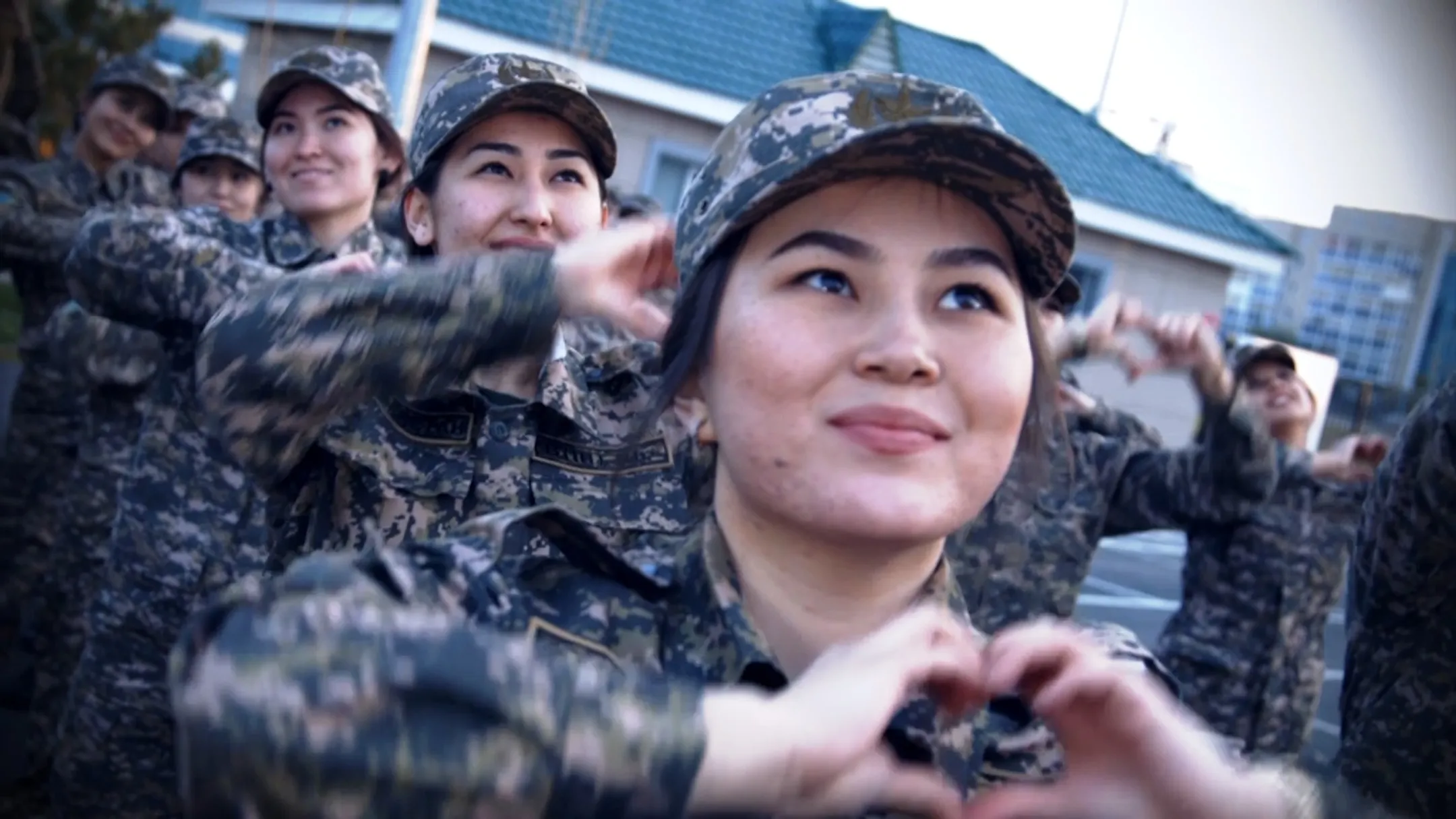 Как поздравили сослуживцев девушки-военнослужащие - Image Kapital.kz