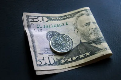 В обменниках доллар продается по 391 тенге