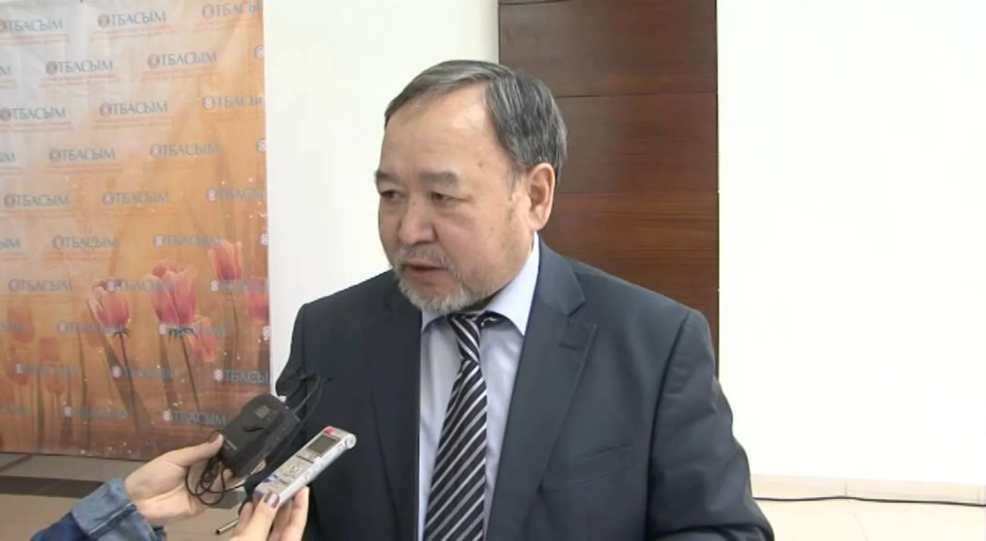 Капитал - Садыбек Тугел сдал экзамен на знание казахского языка