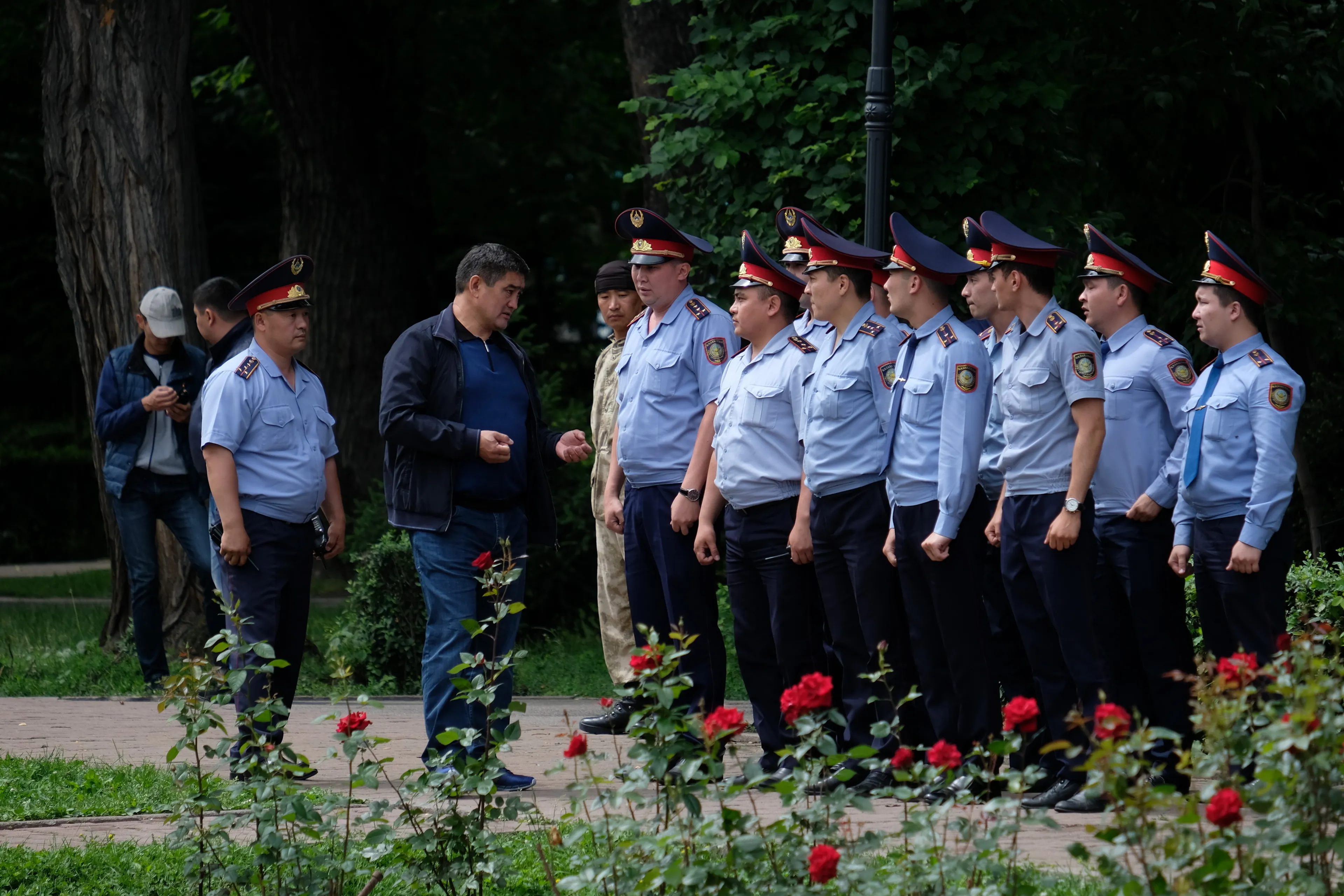 Капитал - Президент поручил освободить невиновных и случайных прохожих