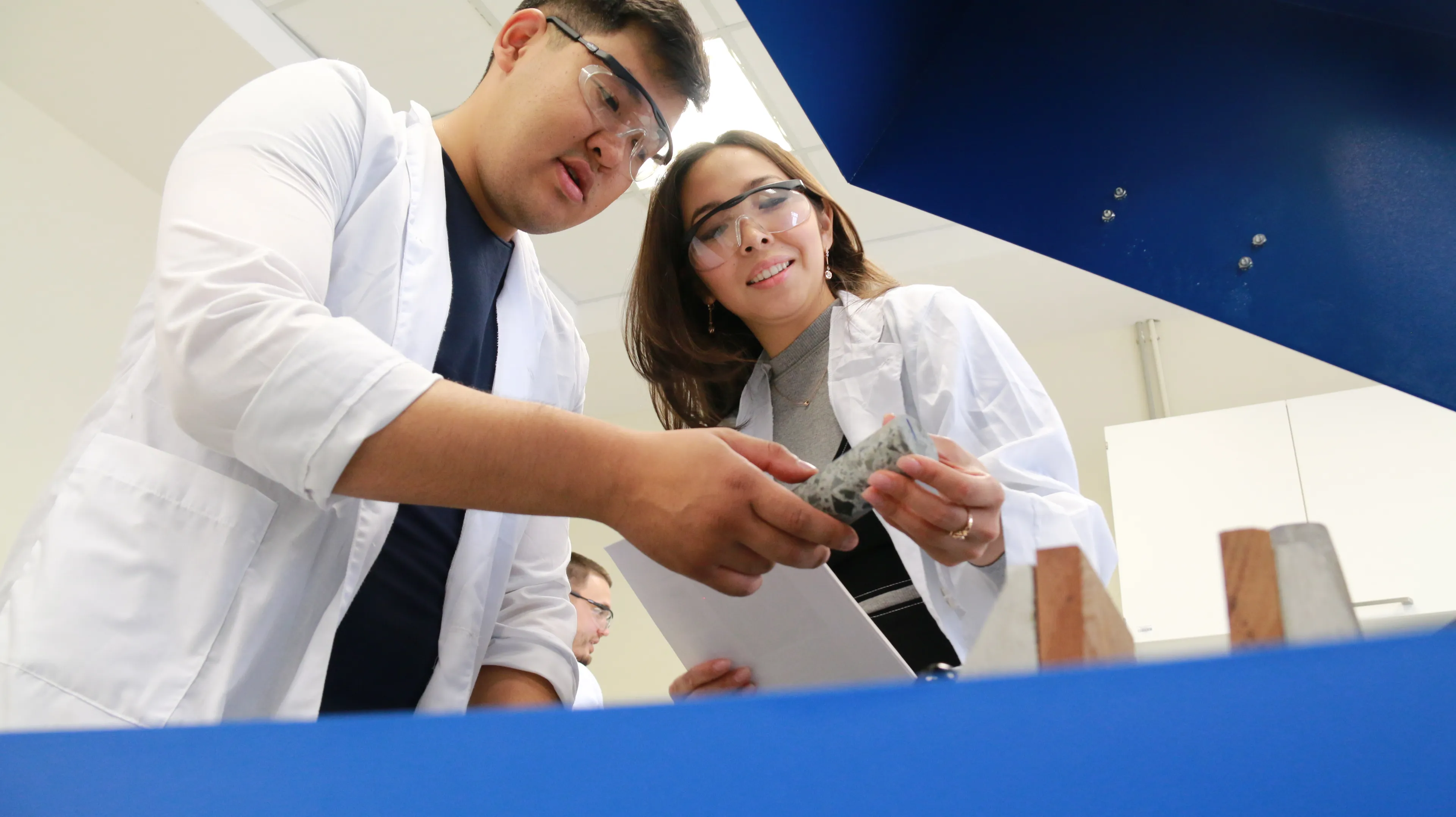 Казахстанский студент открыл новый способ увеличения добычи нефти - фото kapital.kz