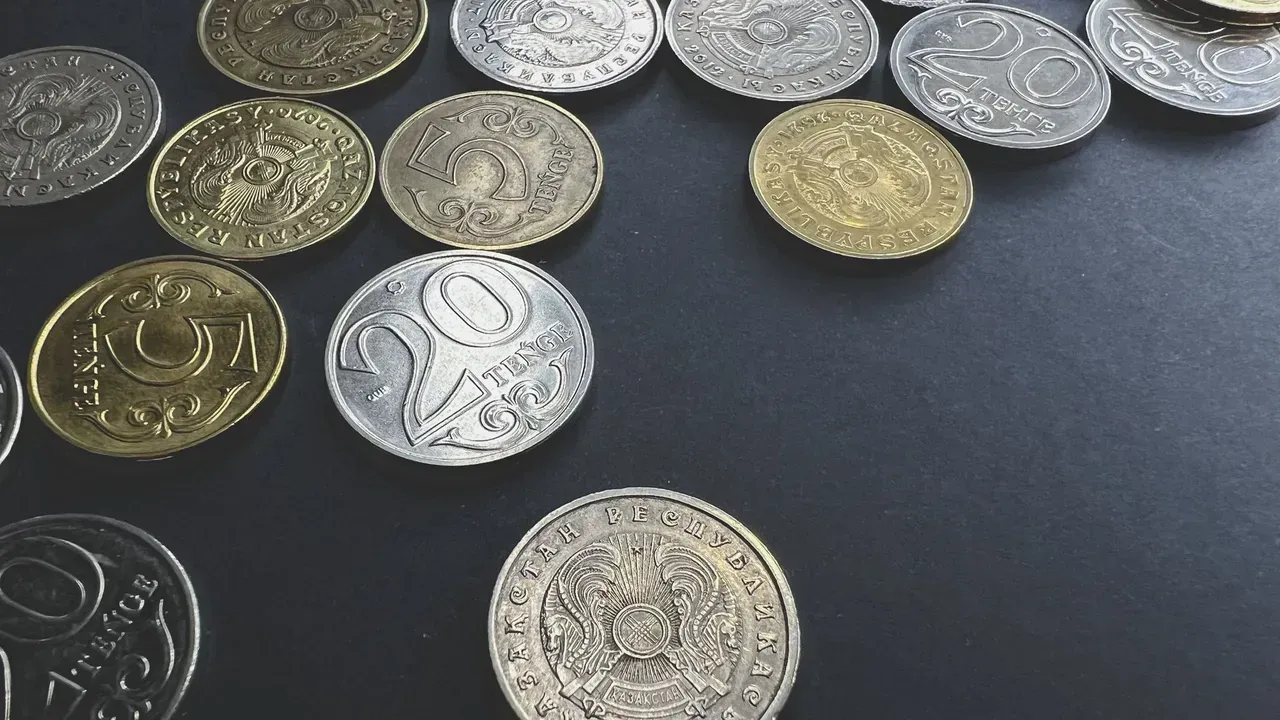  На бирже доллар продается около отметки 492 тенге  