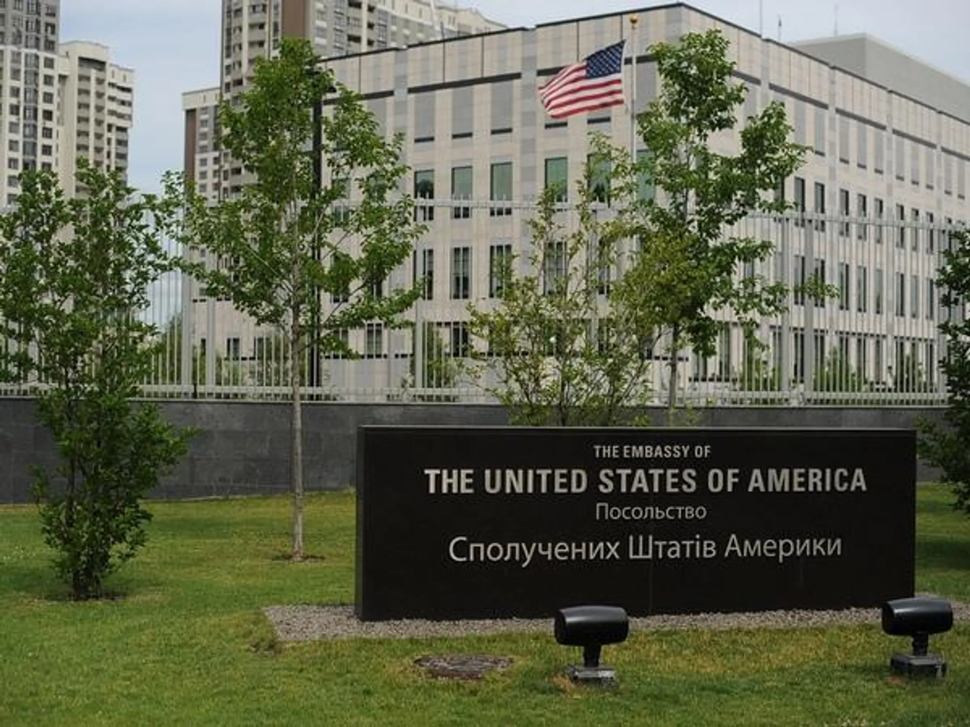 Капитал - На территории посольства США в Киеве прогремел взрыв