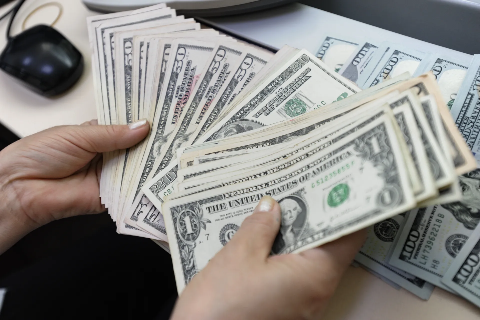 Капитал - Больше всего долларов покупают жители Алматы