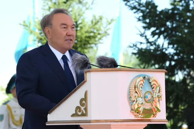 Президент принял участие в церемонии поднятия Государственного флага