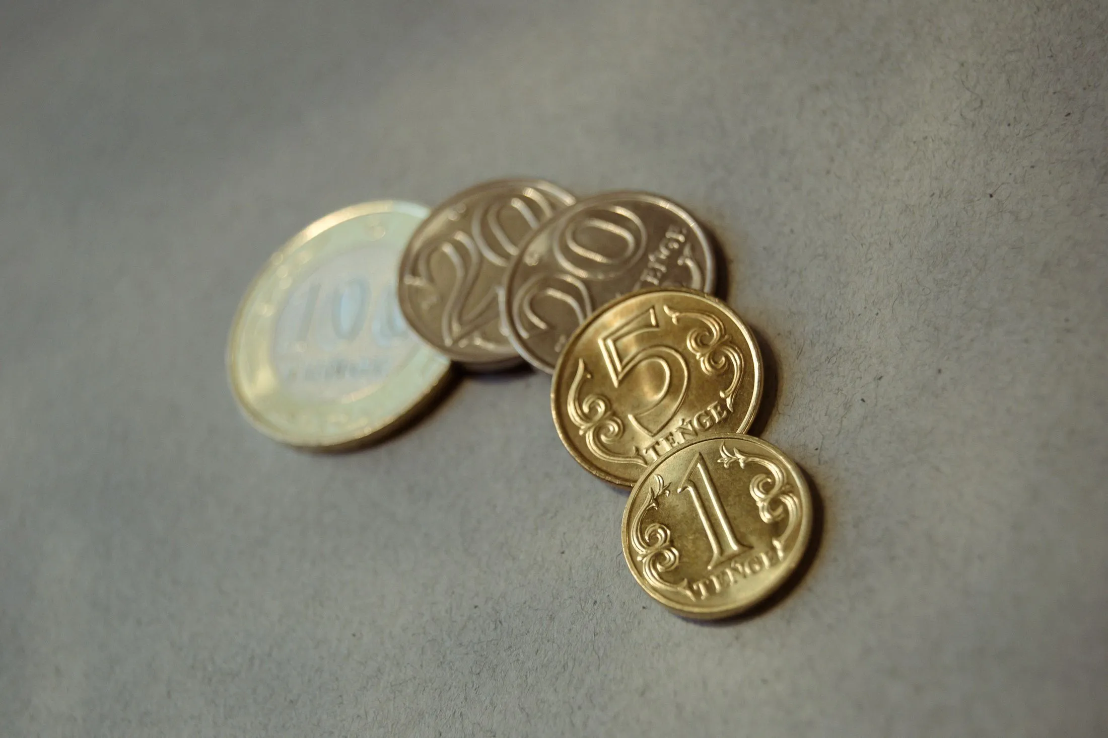 На бирже доллар продается около отметки 475 тенге