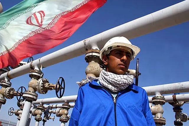 Иран отказался продавать нефть за доллары