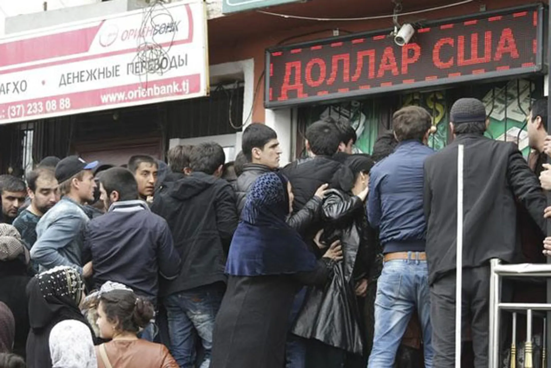 Капитал - В Таджикистане запретили выдавать переводы в рублях