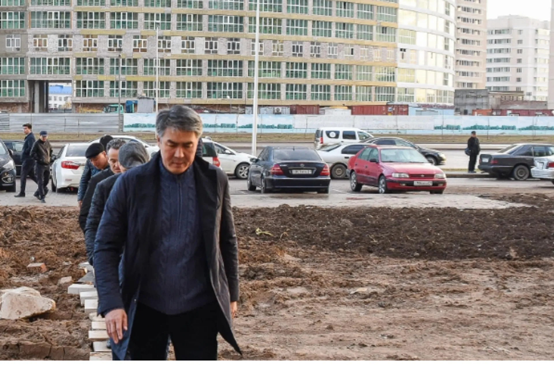 Капитал - Аким Астаны поручил подчиненным «снять галстуки и выйти в поле»