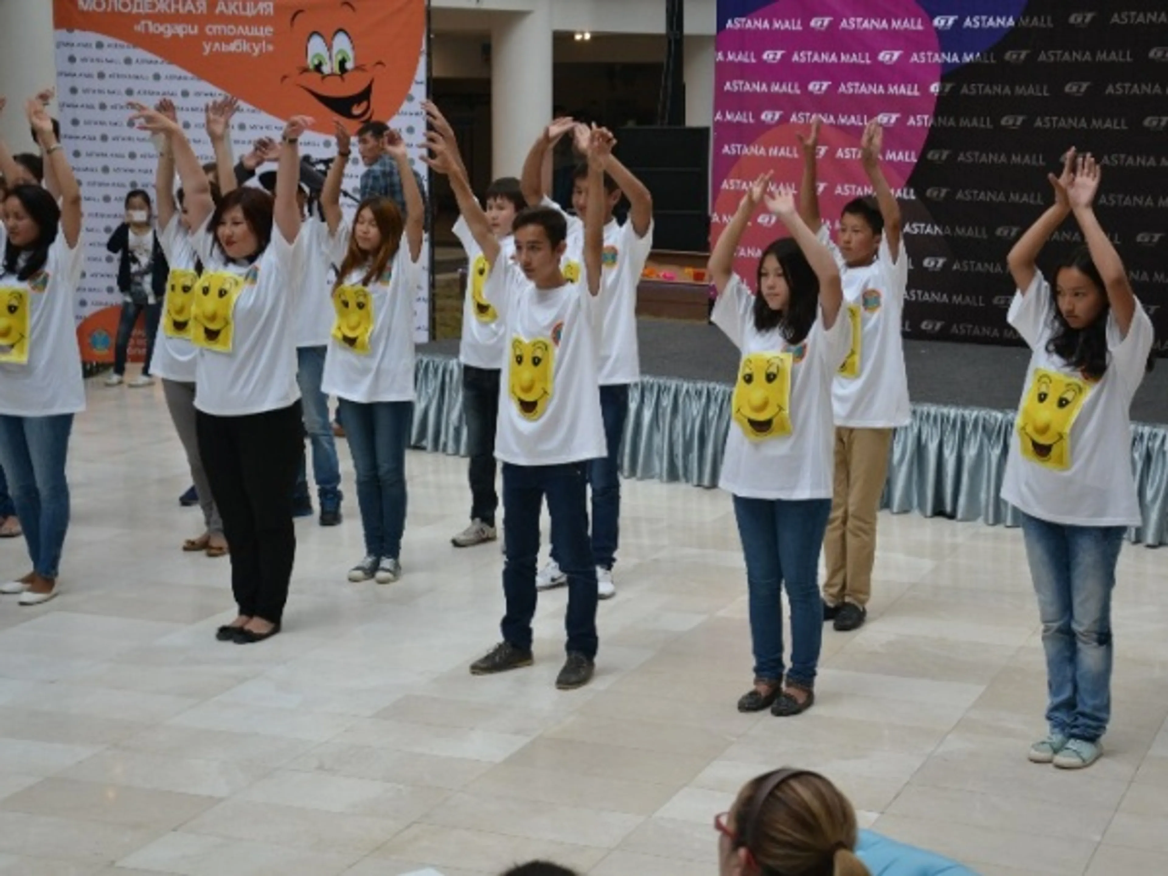 Капитал - В столице собрали 2000 улыбок в честь дня молодежи