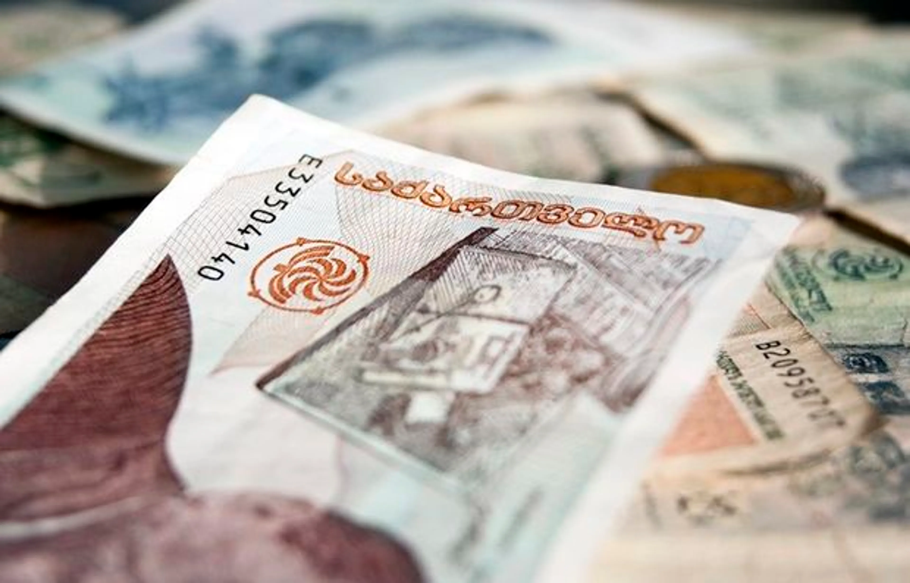 Капитал - Курс грузинского лари упал до исторического минимума