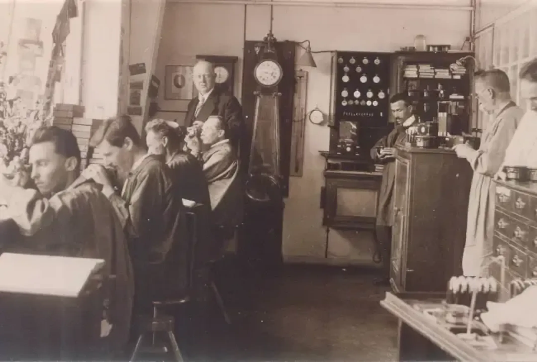 Мастерская по настройке механизмов мануфактуры Ulysse Nardin, ориентировочно 1925 год. Фото: ulysse-nardin.com