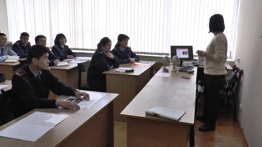 Капитал - К Универсиаде полицейские Алматы выучат английский язык