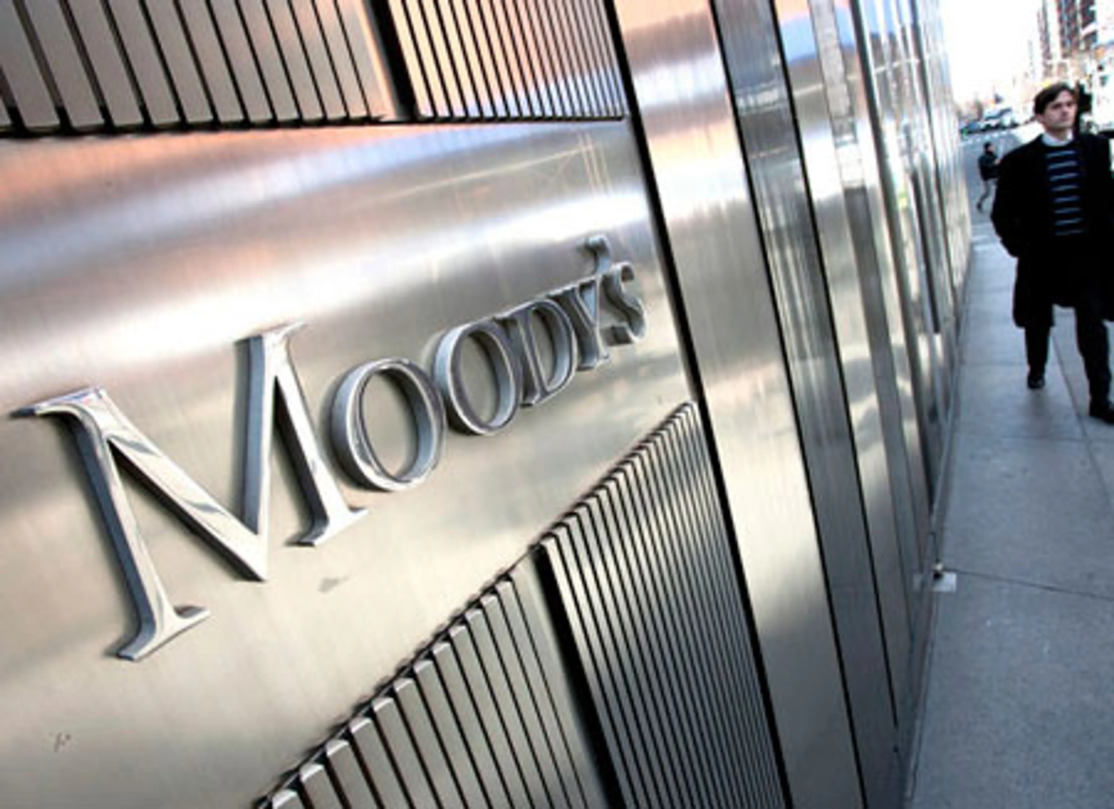 Капитал - Moody's понизило рейтинги российских госбанков