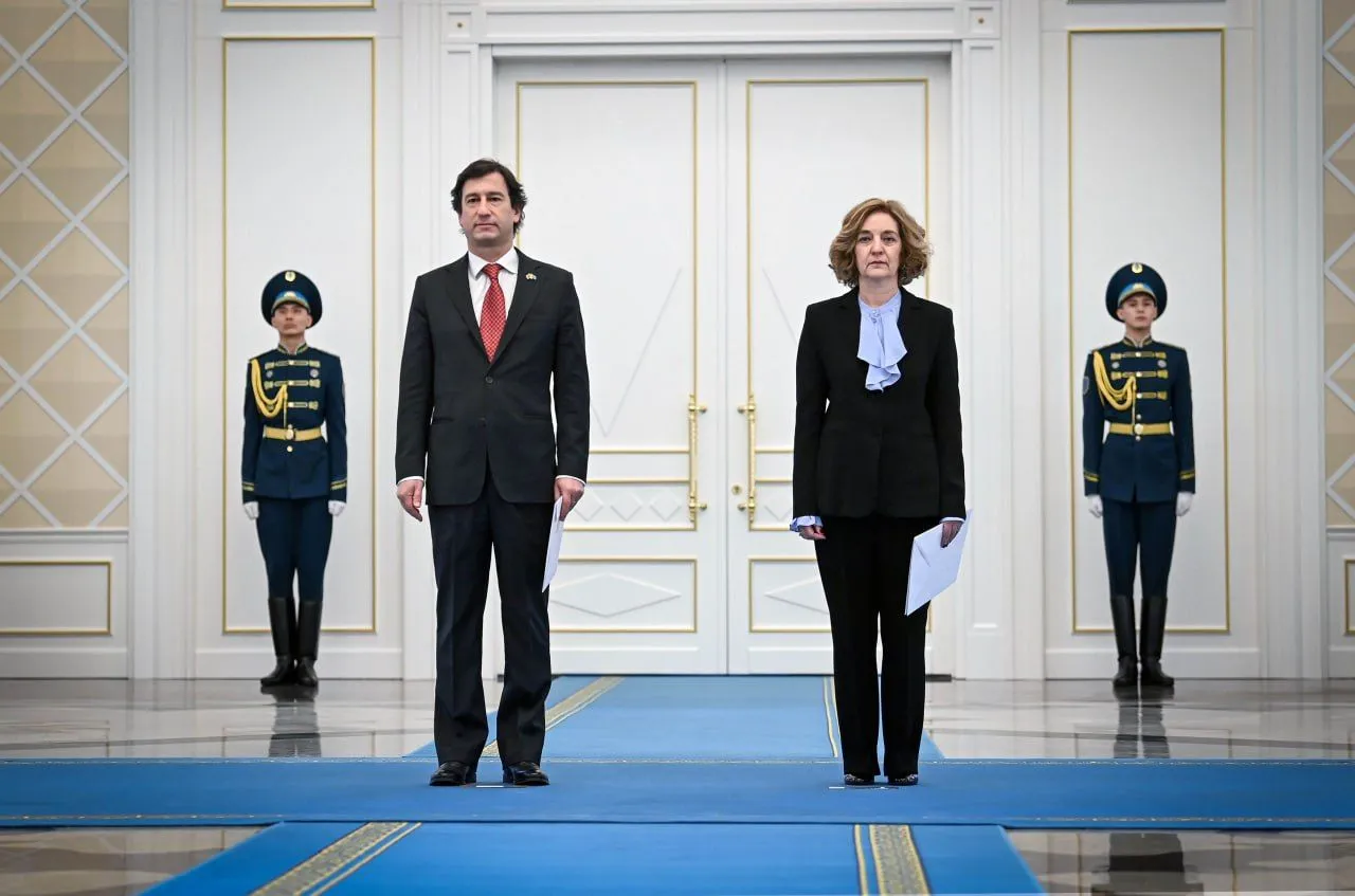 Глава государства принял верительные грамоты послов Греции и Португалии 