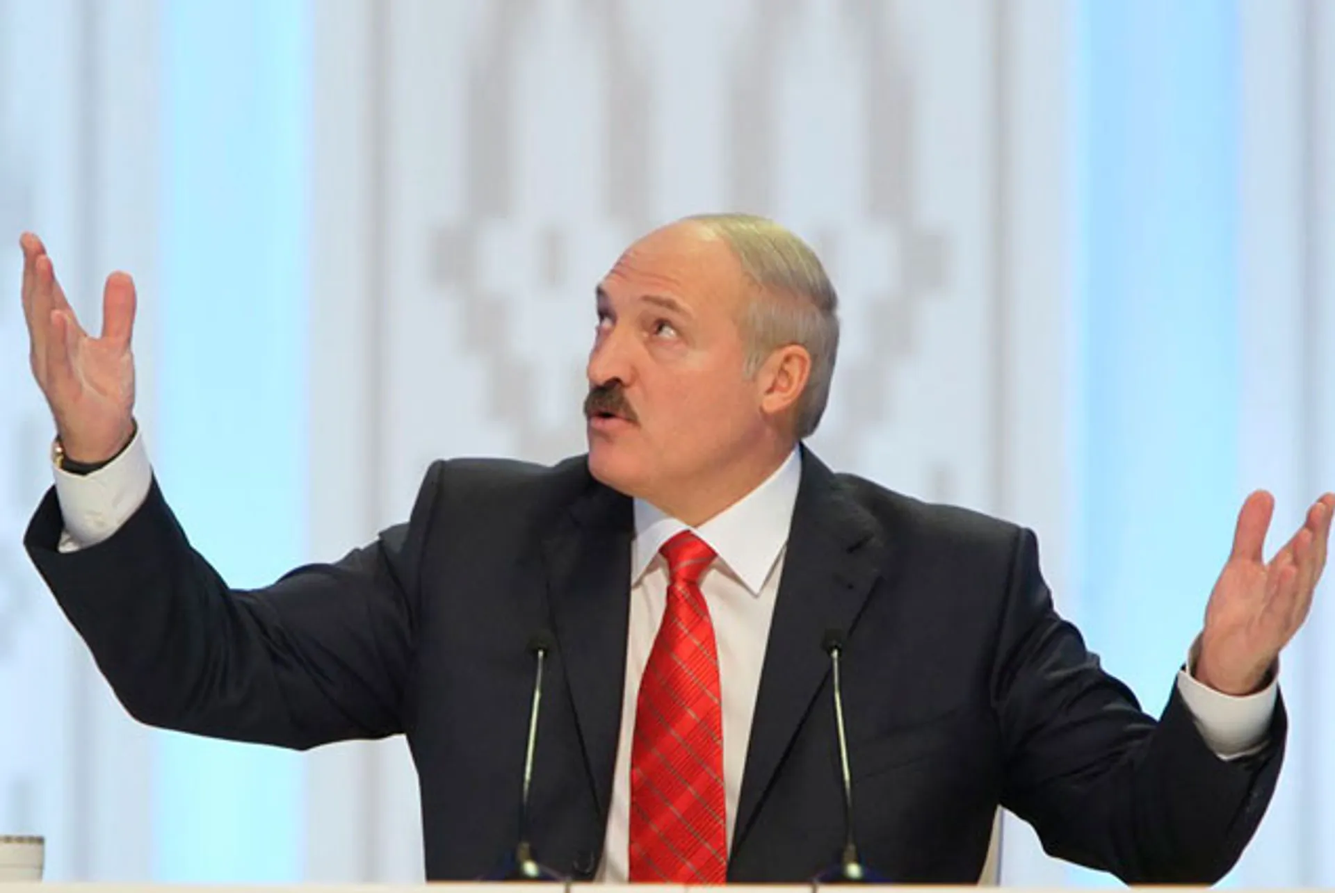 Капитал - Лукашенко одобряет  взимание пошлин при выезде за границу