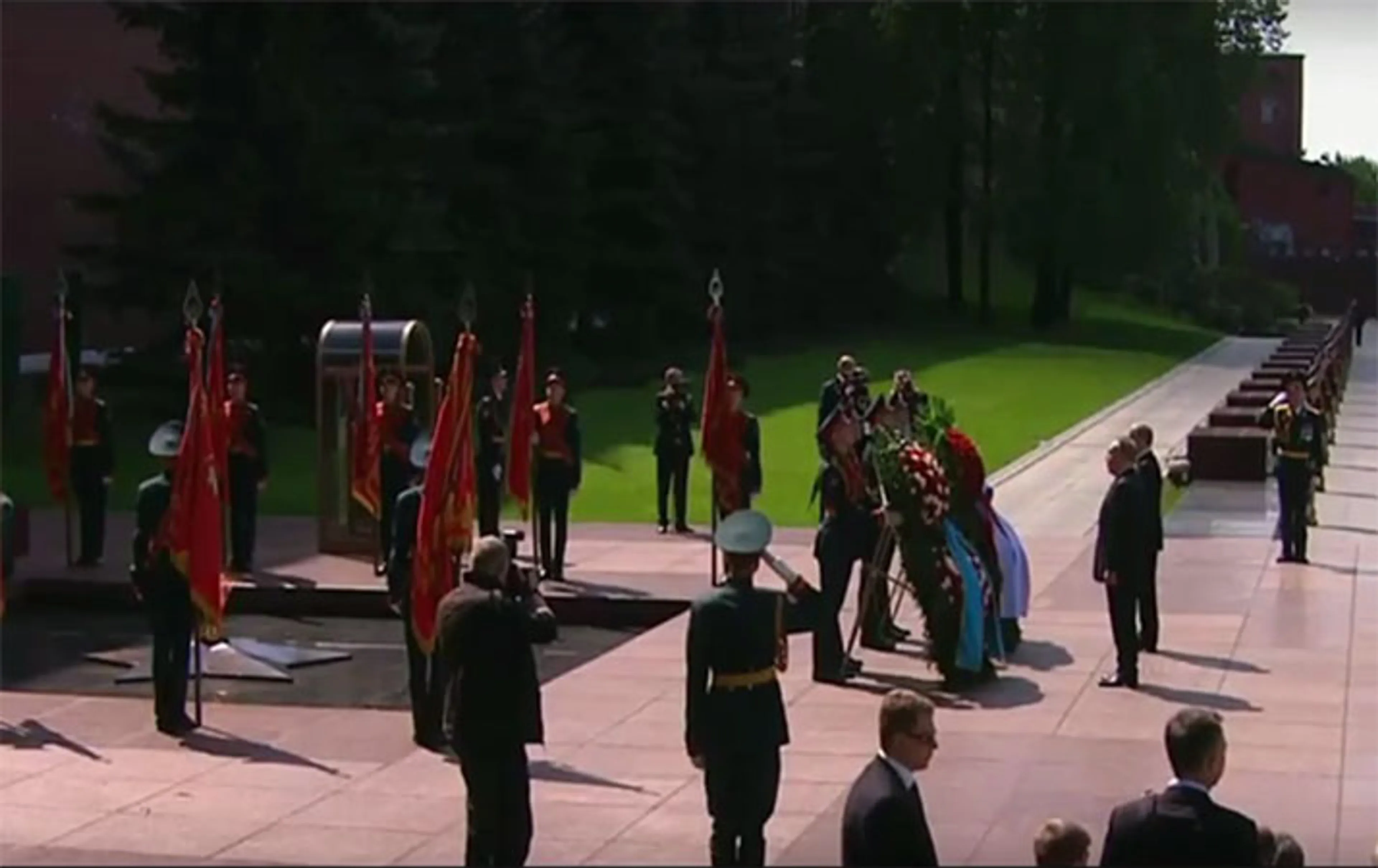 Капитал - Нурсултан Назарбаев возложил цветы к могиле Неизвестного солдата