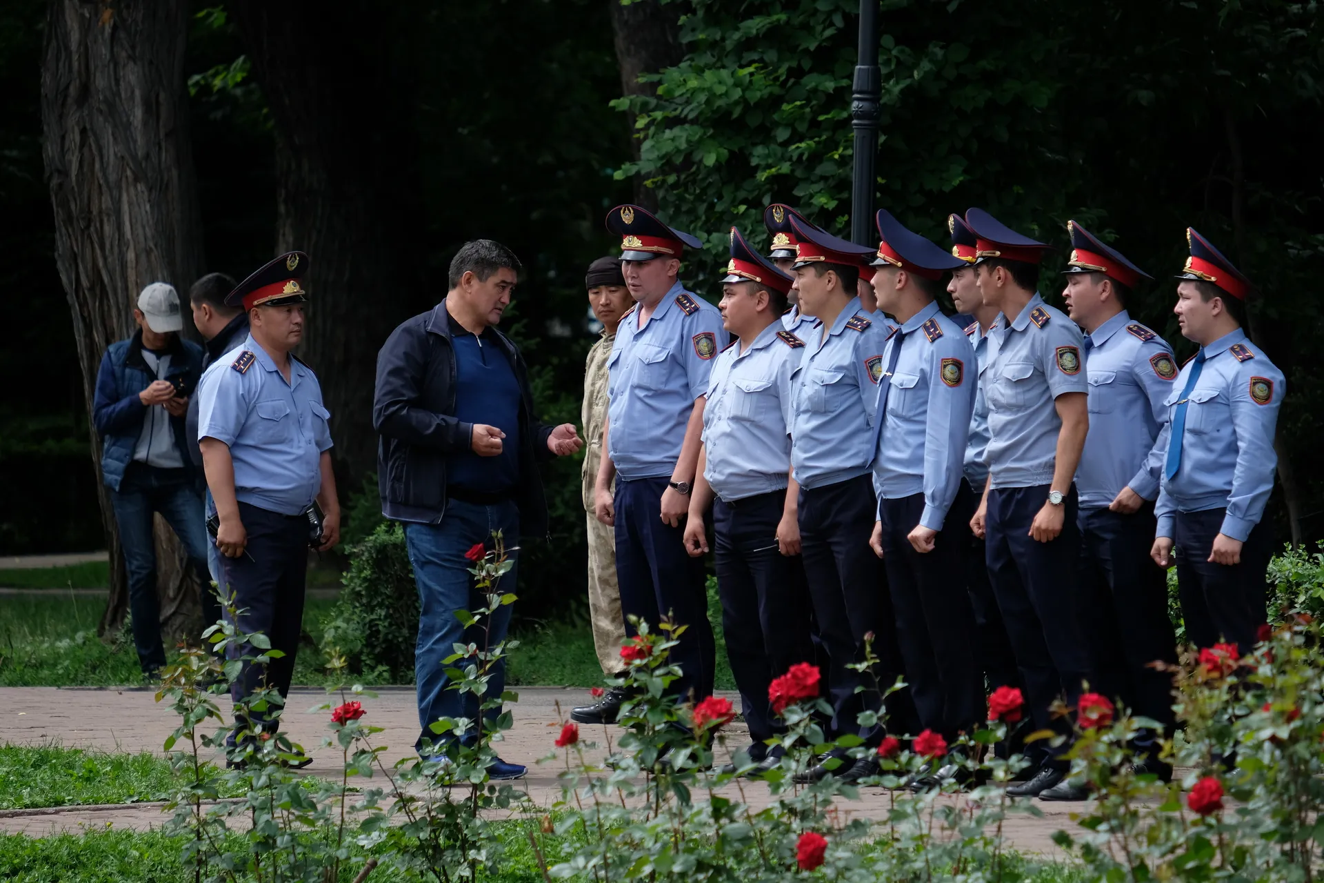 Капитал - Президент поручил освободить невиновных и случайных прохожих