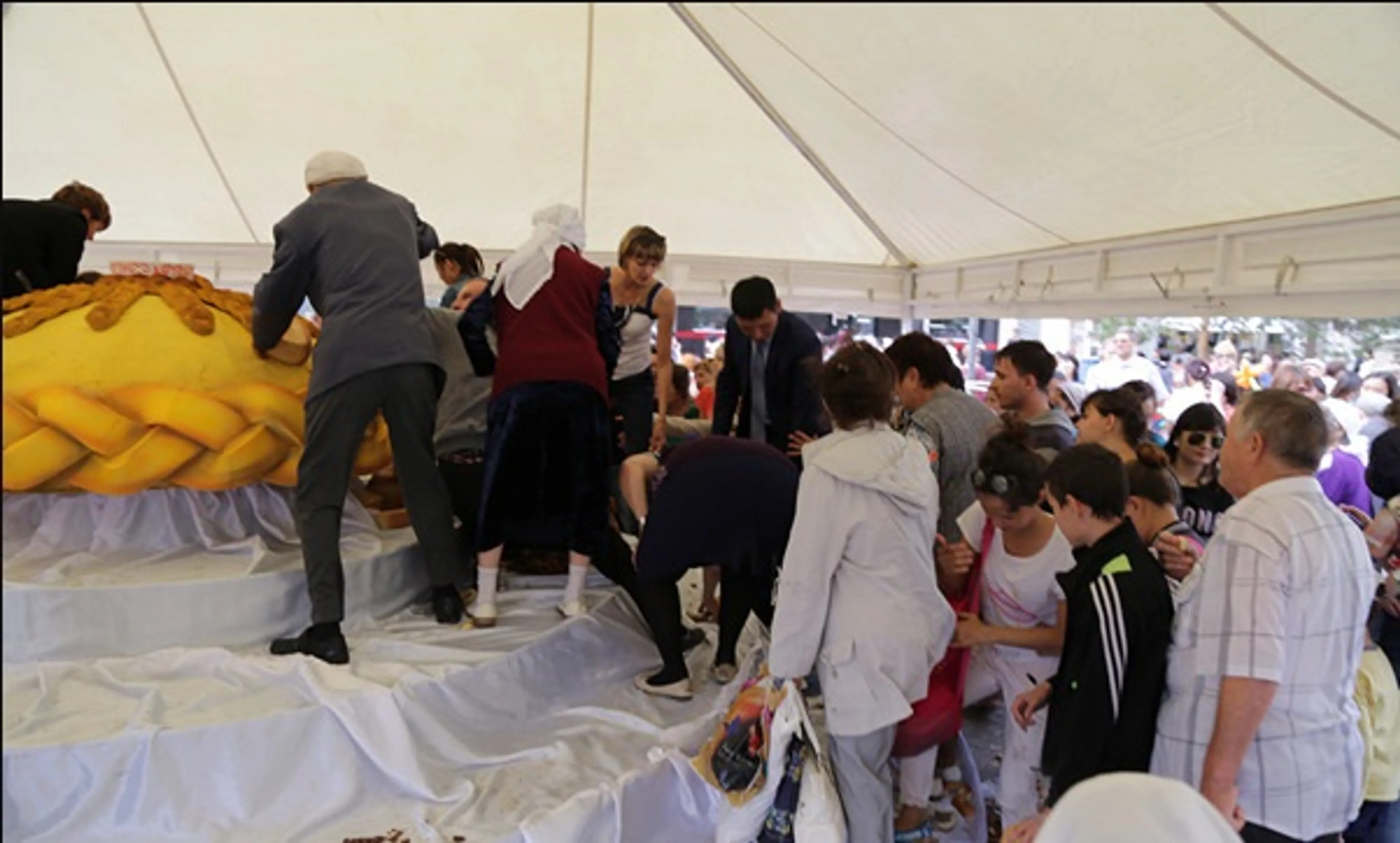 Капитал - На день города костанайцы разгромили хлебную выставку