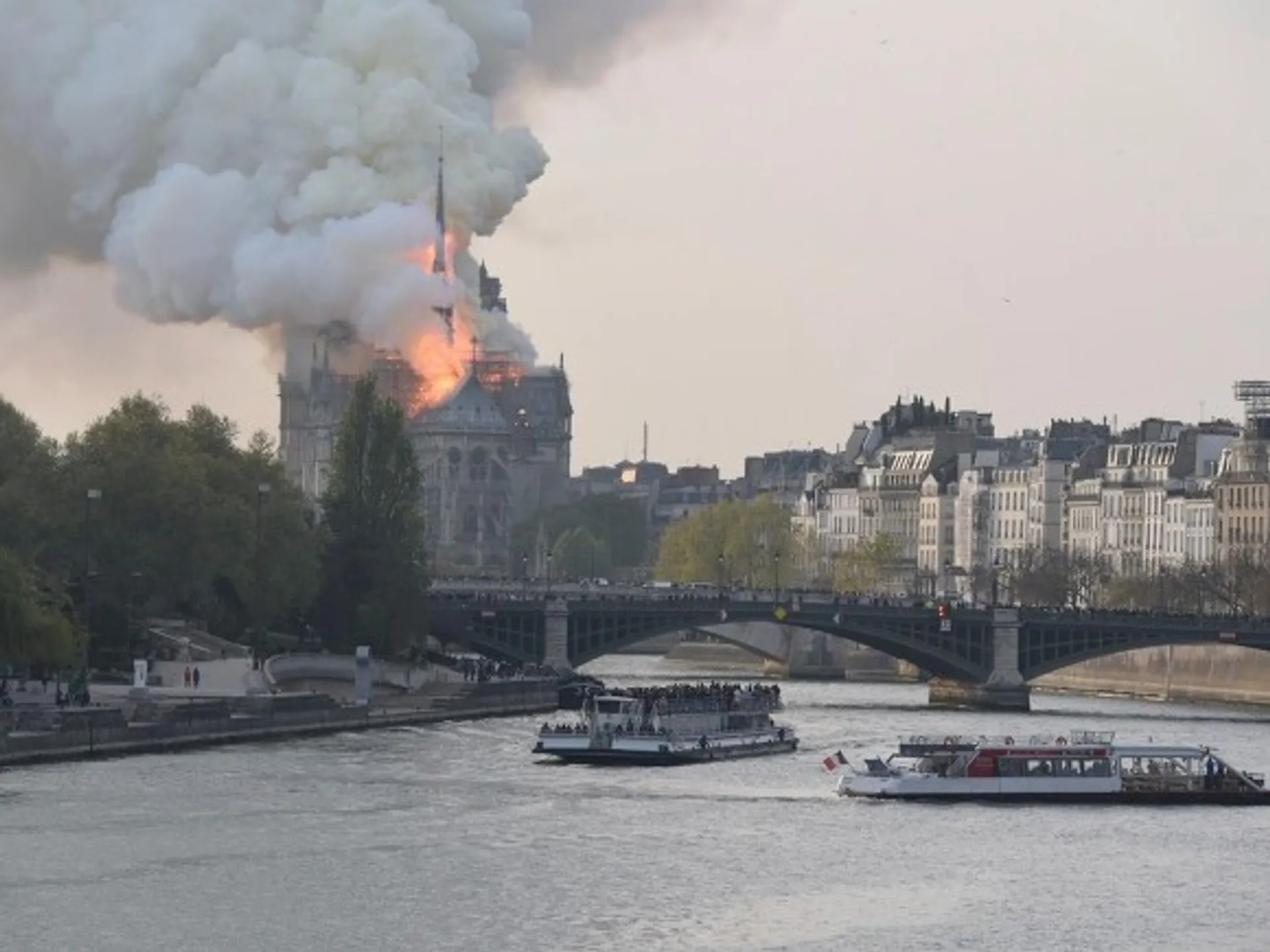 Капитал - Пожар в соборе Парижской Богоматери объяснили компьютерным сбоем