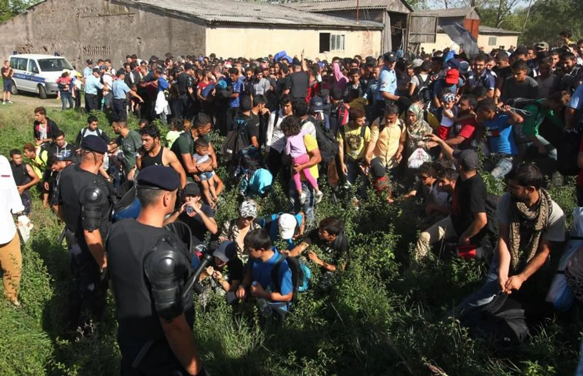 Капитал - Хорватия из-за потока мигрантов перекрыла дороги из Сербии