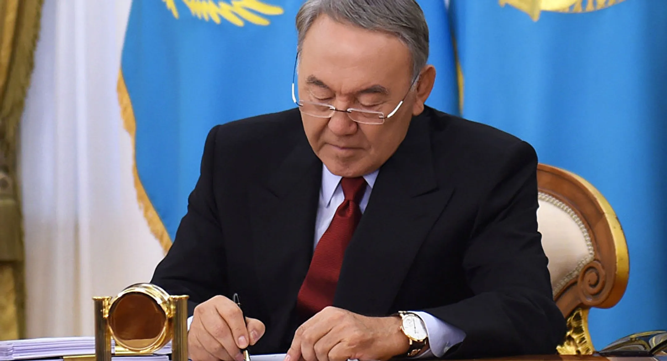 Президент одобрил закон о перераспределении власти - Image Kapital.kz