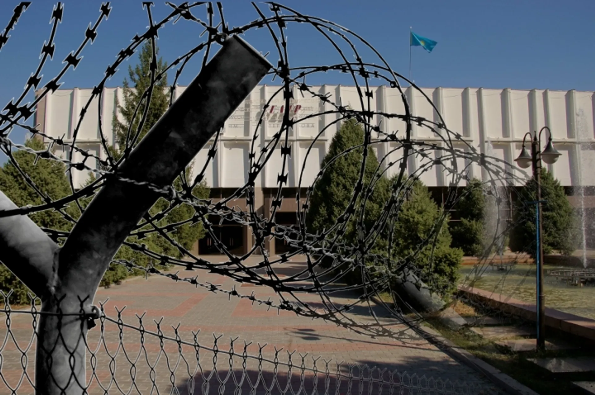 Капитал - Театр подвергается нападению вандалов