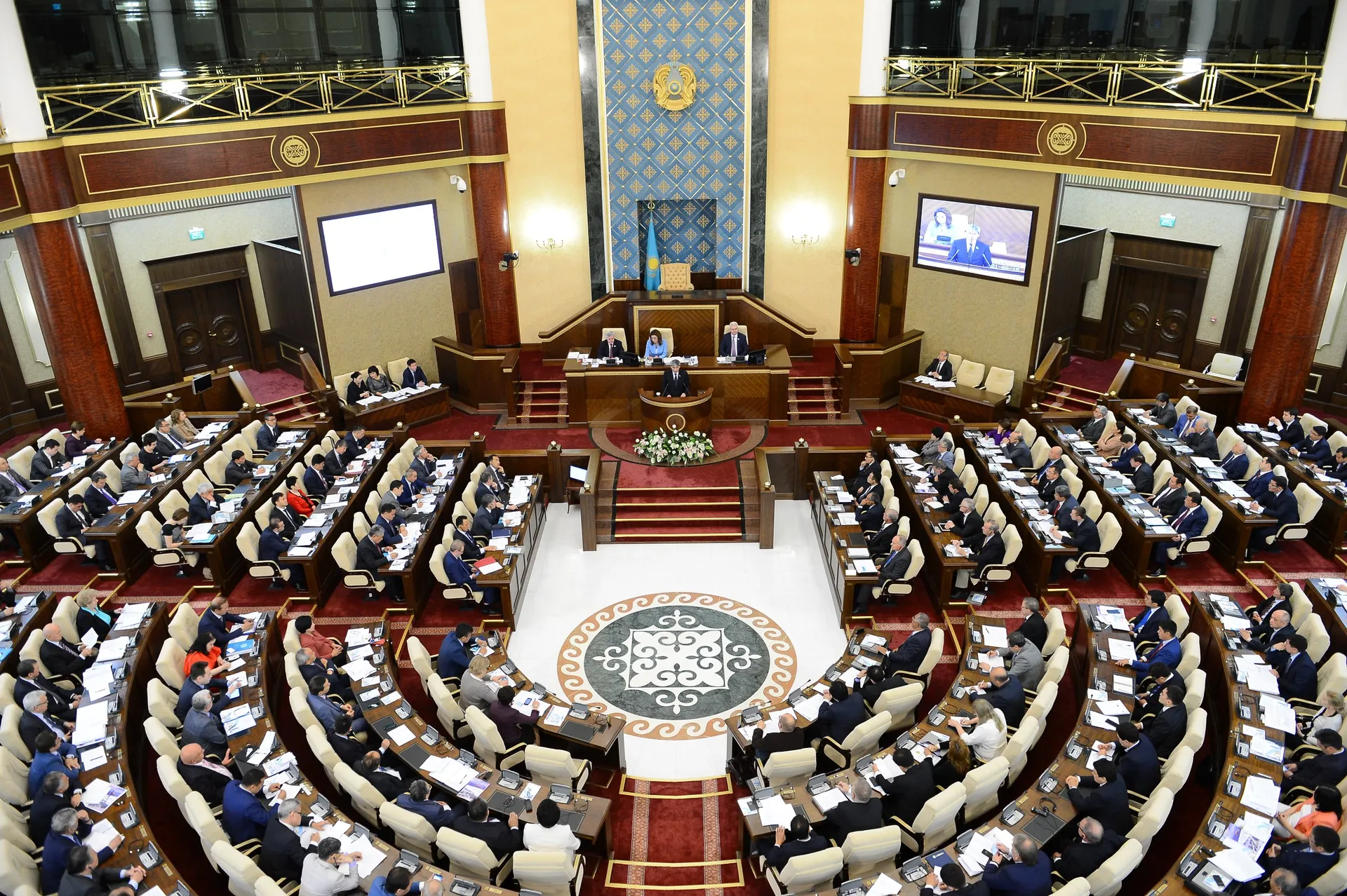 Капитал - Парламентарии начнут работать в новом формате