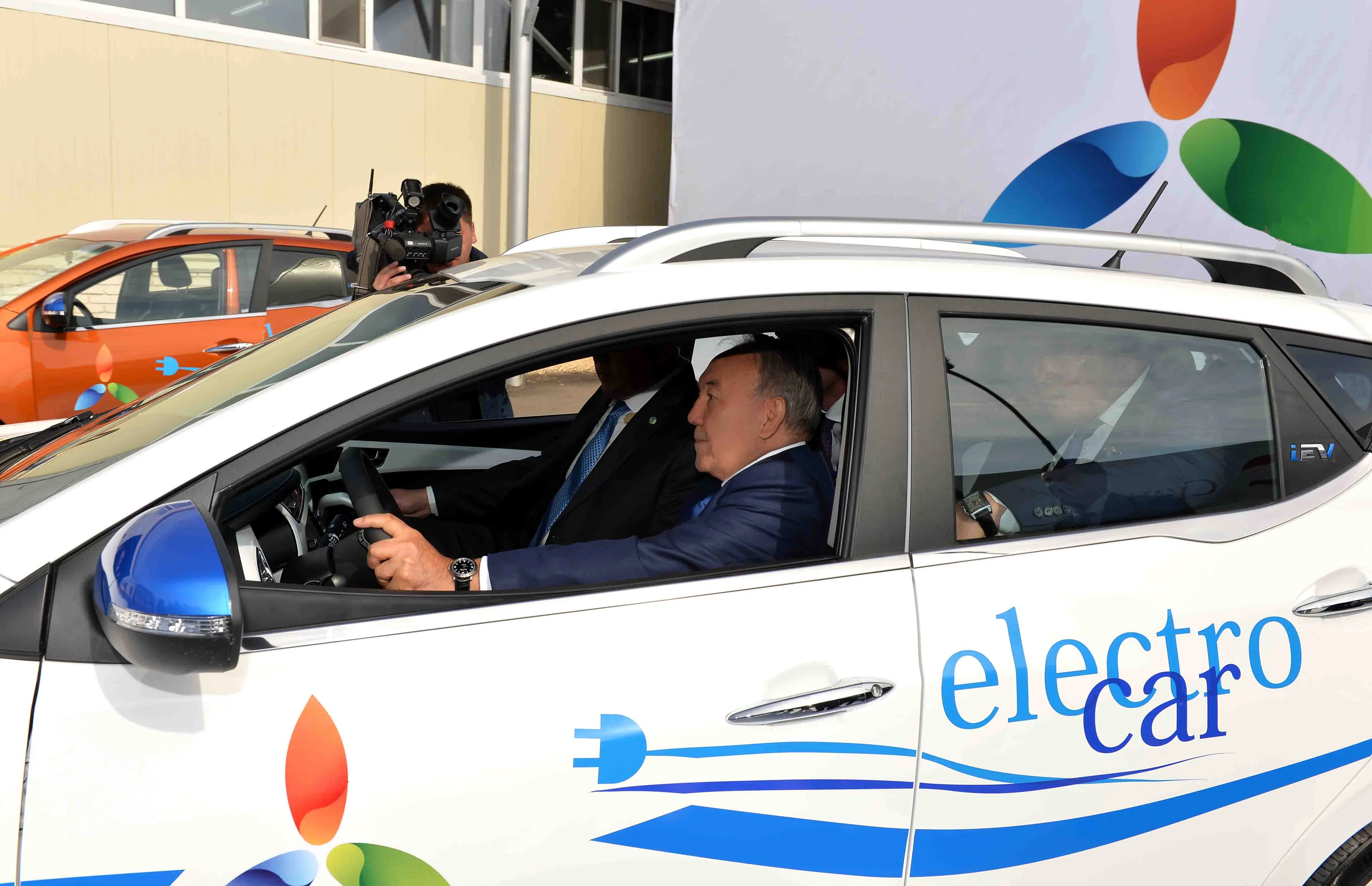 Капитал - Нурсултан Назарбаев протестировал отечественный электромобиль