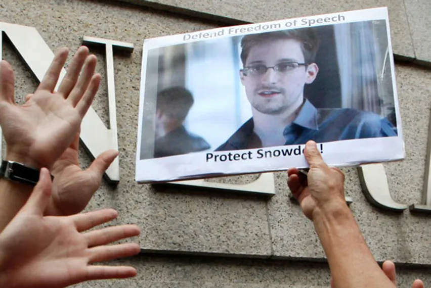 Капитал - Спецслужбы Британии могут шпионить с помощью смартфонов