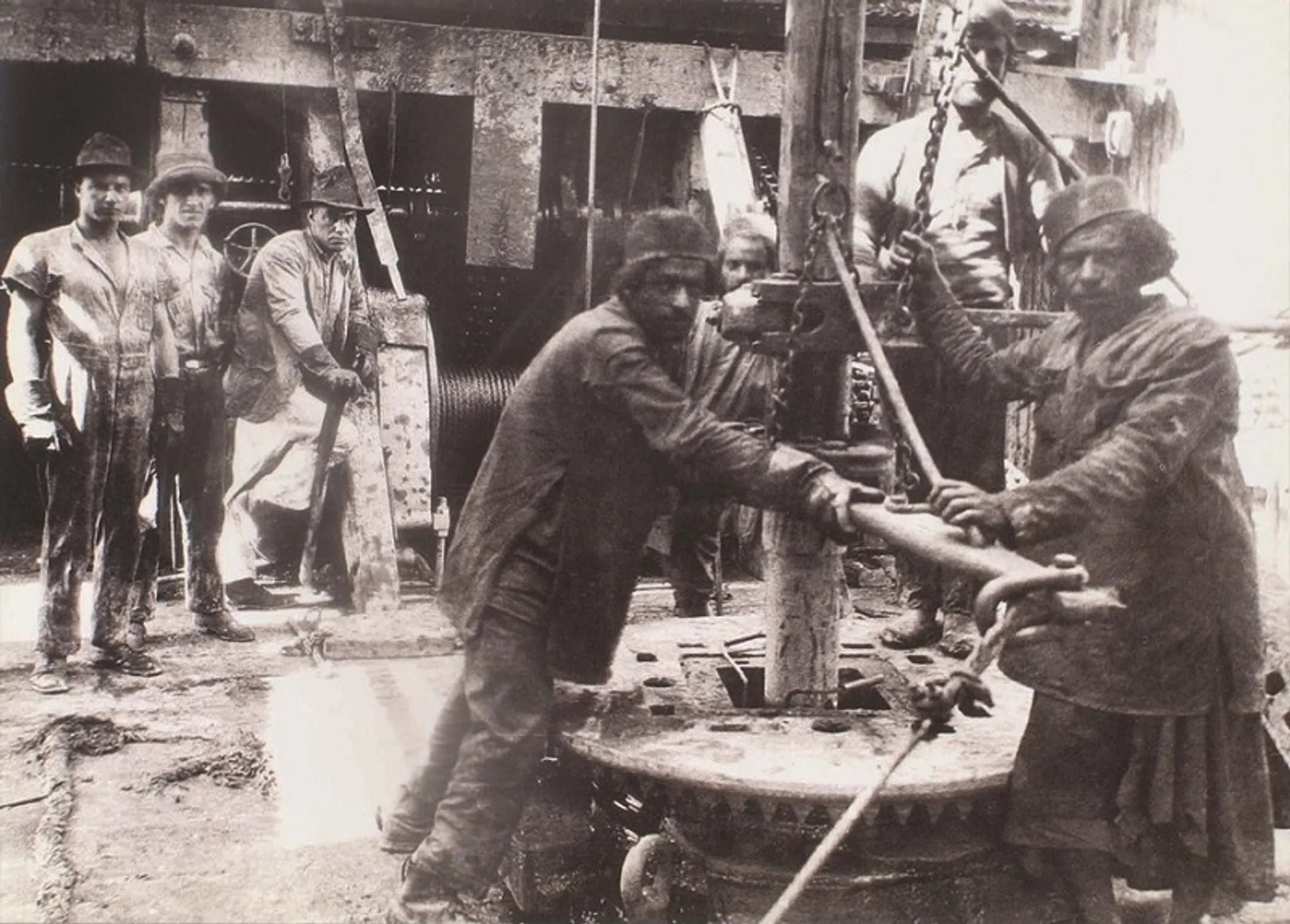 Работники на месторождении Англо-персидской нефтяной компании, 1914 год