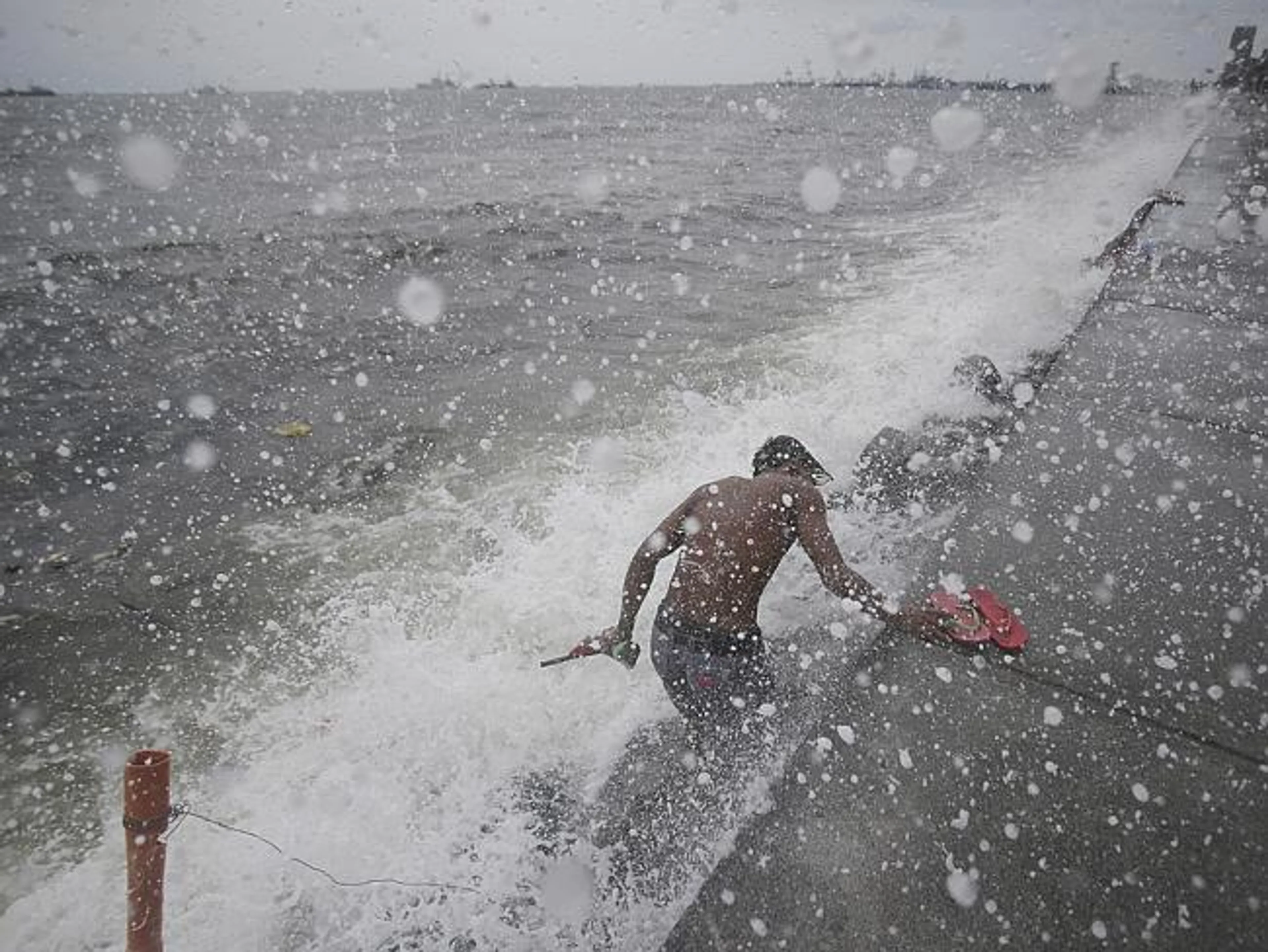 Капитал - Филиппины накрывает тайфун с порывами ветра свыше 300 км/ч