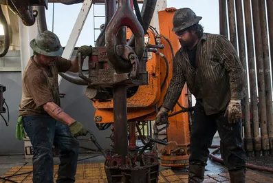 Слабеющий доллар поддерживает цены на нефть