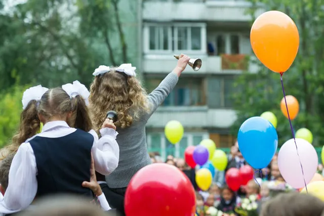 Сколько жители Казахстана тратят на школьные товары
