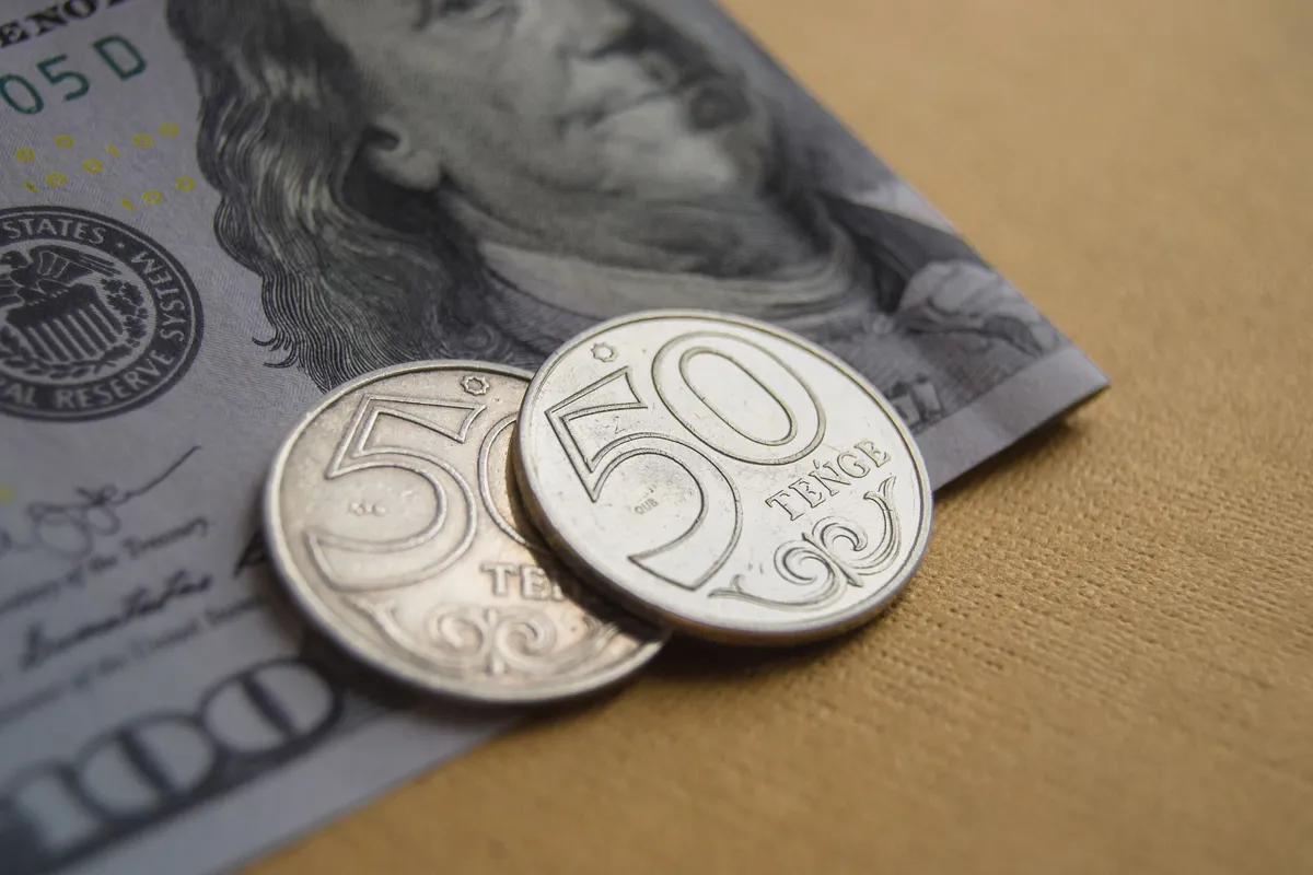 На бирже доллар продается возле отметки 471 тенге