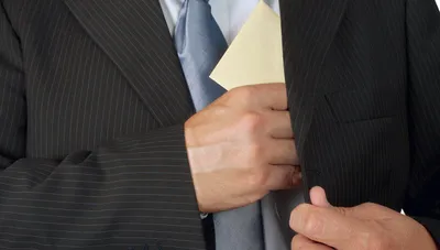 Директор крупной компании задержан при получении взятки