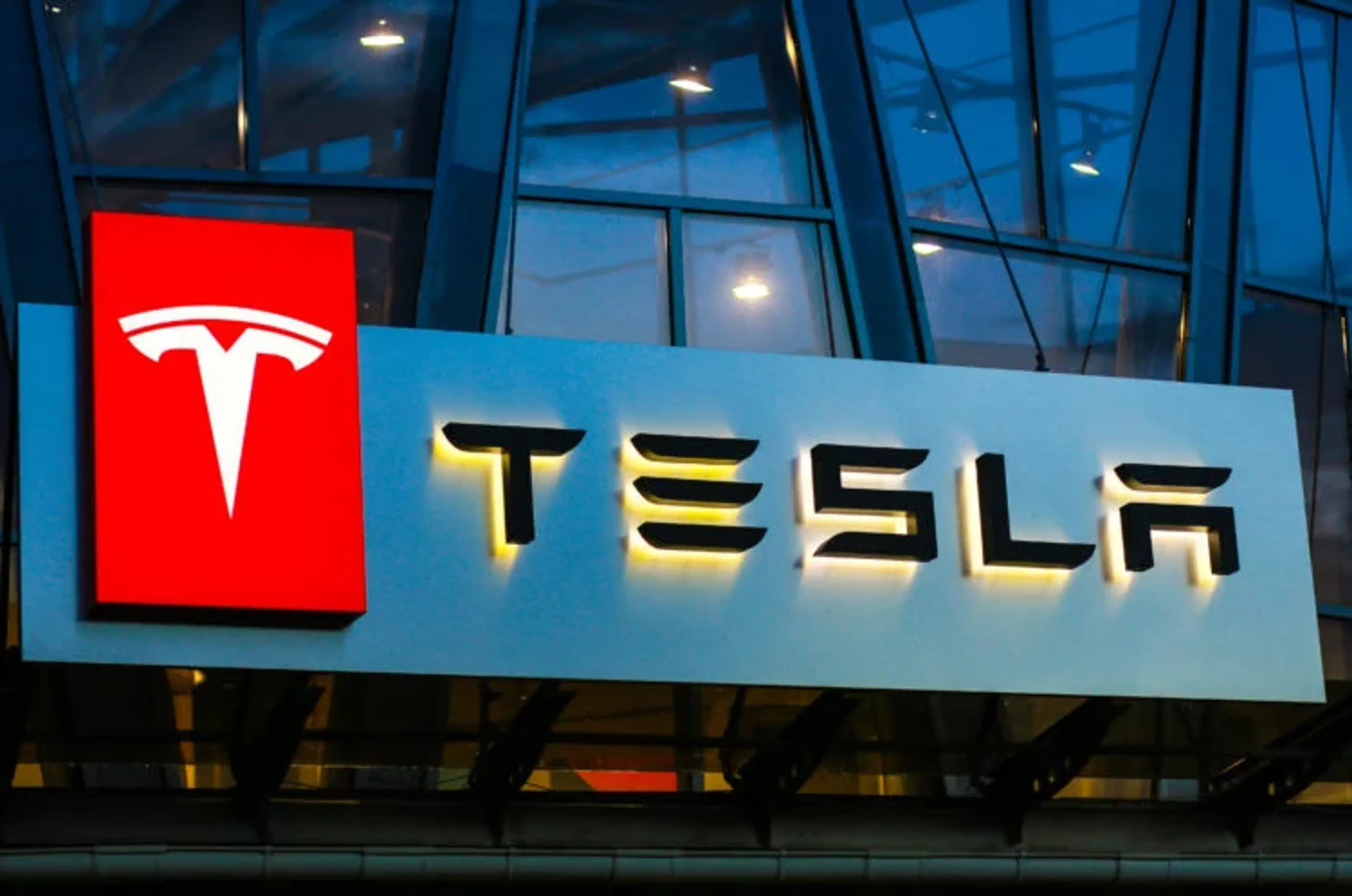 Капитал - Акции Tesla почти компенсировали прошлогоднее падение на 65%