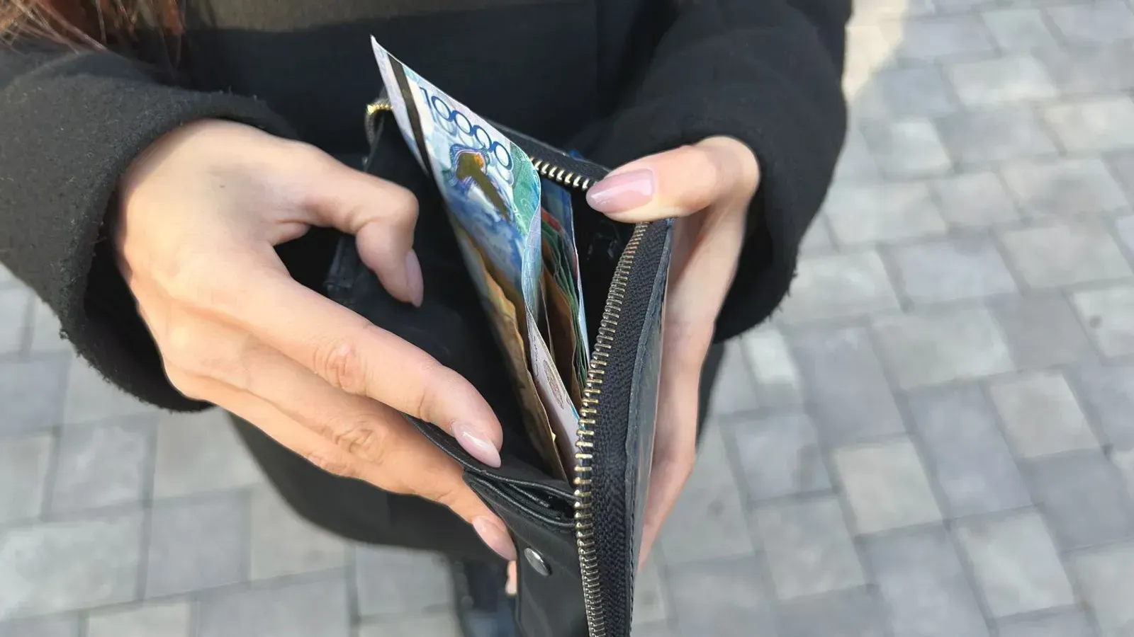 За год медианная заработная плата, которую предлагают в Казахстане, снизилась на 2,9%