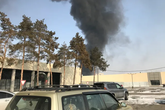 В Алматы загорелся склад